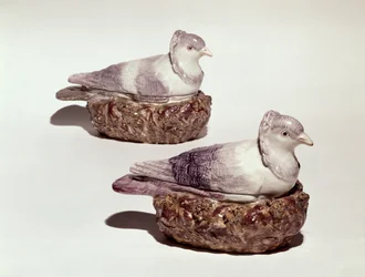 Par de sopas de cerámica de Staffordshire en forma de palomas, c.1790